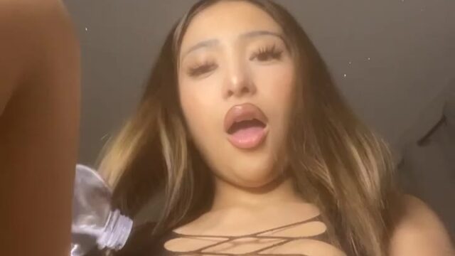 Latina Xozxxl puts oil on her titties