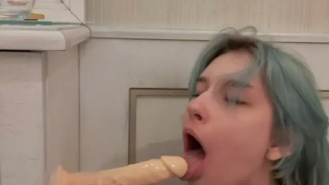 Alekssecret shows how to suck dildo!