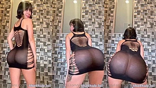 Veronica Perasso teasing her big booty in the shower