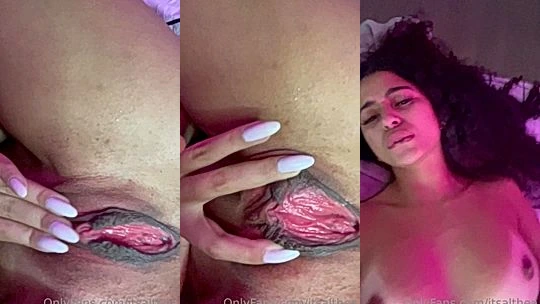 beautiful babe Itsaltheaxx spreading her pink pussy in bedroom