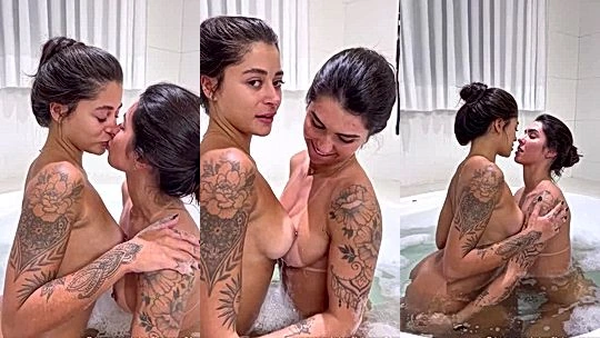 sexy slut Itsaltheaxx two lesbian chicks in the bathtub