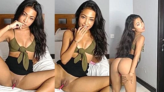 Erzabel fingerng her pussy with a vibrator! DankFap