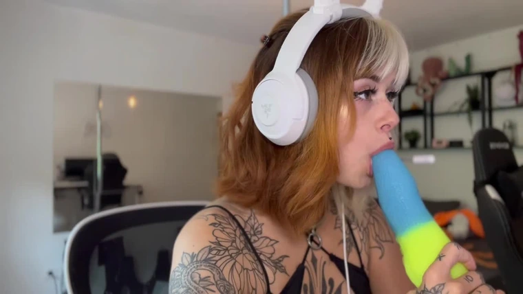 Sallydinosaur sucking a rainbow dildo on livestream
