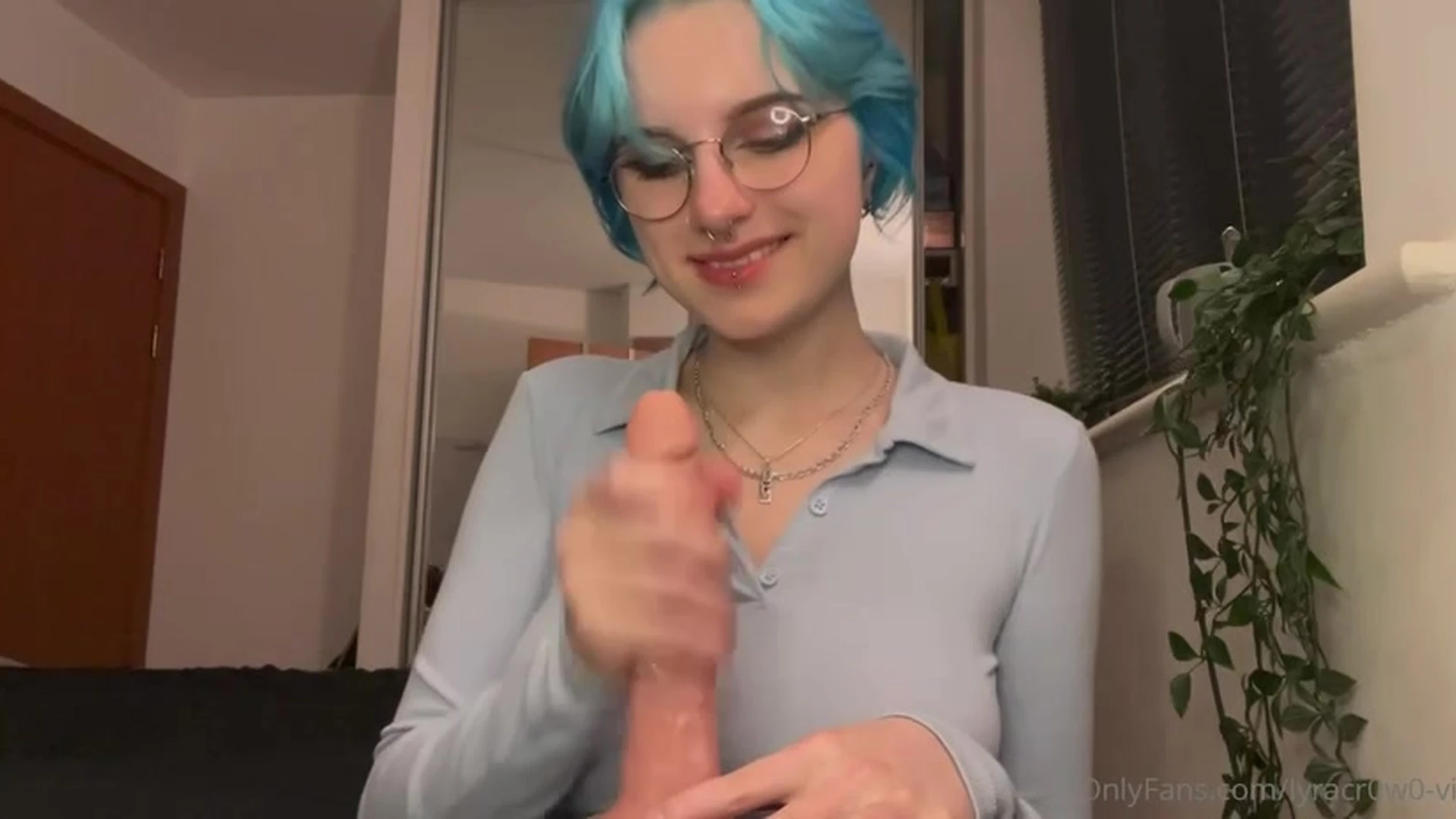 Lyra crow jerking a big dildo