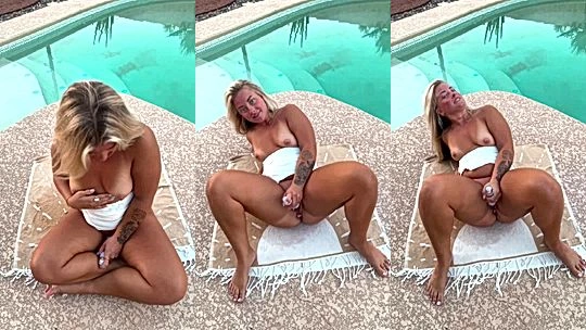Zonamaeee fingering masturbation by the pool