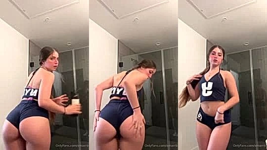 Emarrb spanking her big booty for her viewers