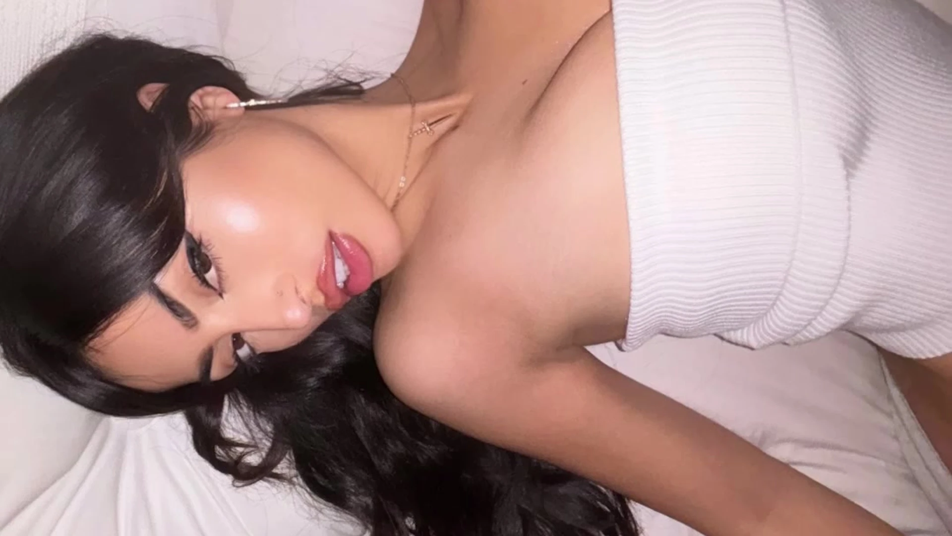 hot chick Ehcico teasingg her tits lying in bed