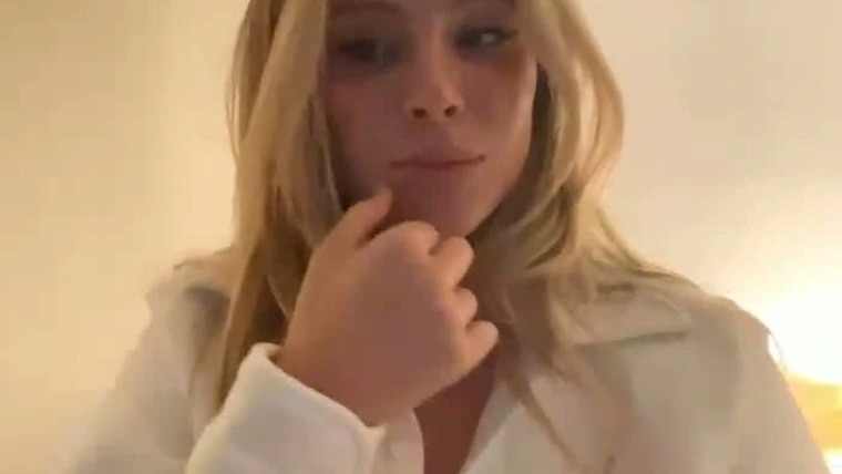 Hot babe Daisy keech getting naked in the hotel room