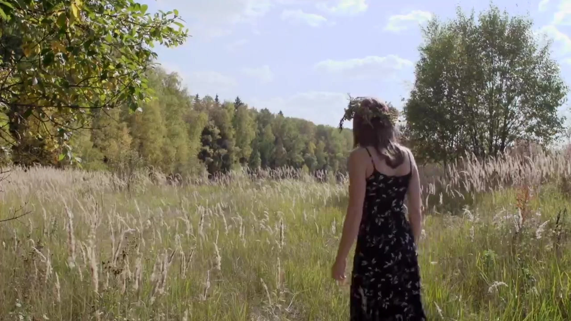 Olga Kobzar stripping in nature