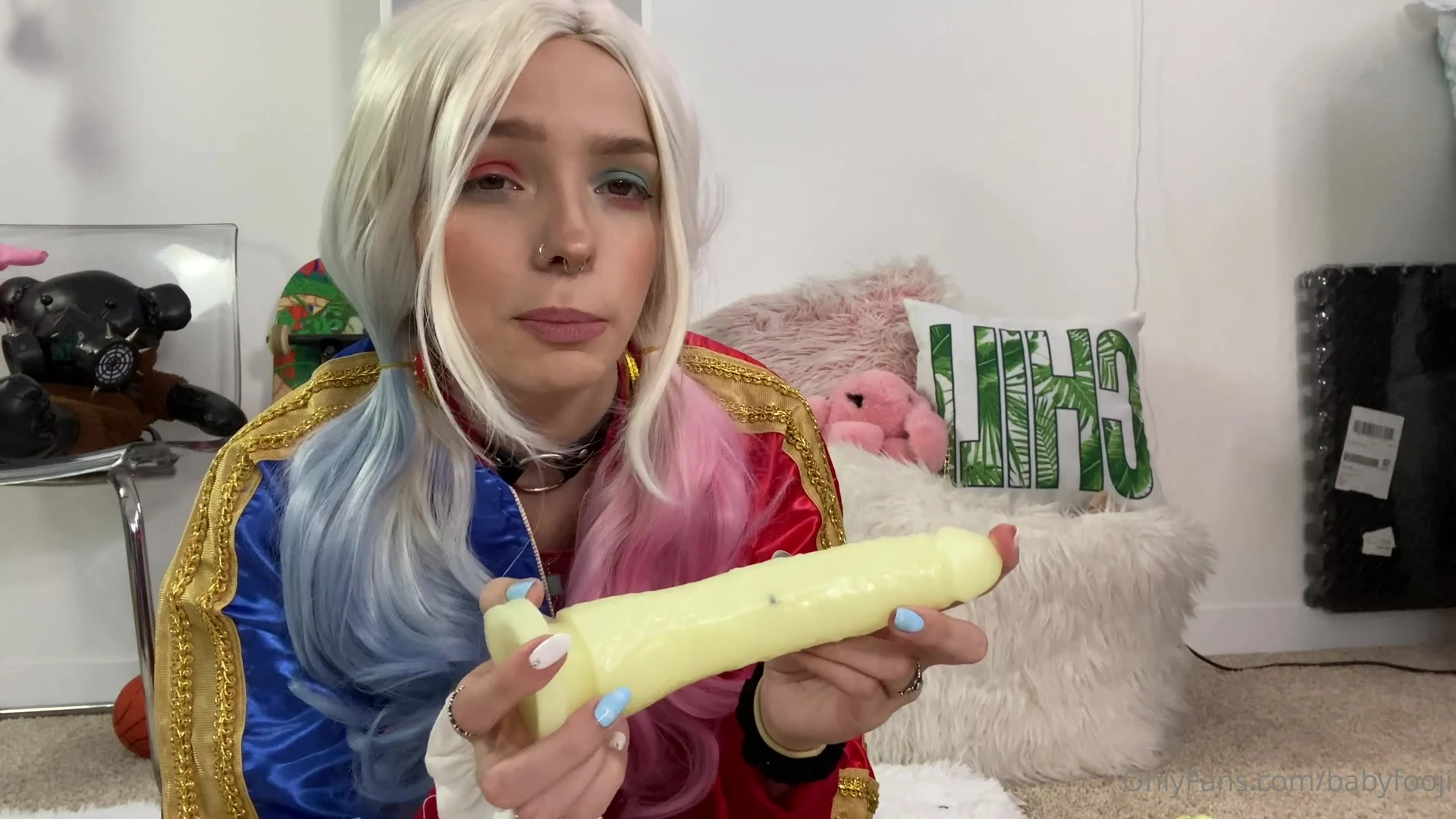hot girl Babyfooji fucking a big dildo as harley quinn